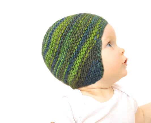 Babymütze Helmchen Strickanleitung zeigt eine weiche, handgestrickte Baby-Mütze in frischen Blau- und Grüntönen mit sanftem Farbverlauf aus Modal Farbverlaufsgarn natürlichen Fasern – Modal Farbverlaufsgarn zum Verlieben.