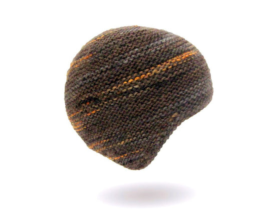 Mütze Helmet Strickanleitung zeigt eine handgestrickte, warme Mütze in dunklen Braun- und Orangetönen mit dezentem Farbverlauf aus Modal Farbverlaufsgarn – Modal Farbverlaufsgarn zum Verlieben.