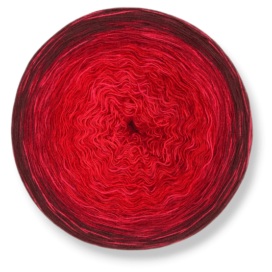 Farbvariante HERZALLERLIEBST zeigt einen intensiven Farbverlauf von leuchtendem Rot über kräftiges Kirschrot bis zu dunklem Burgunder, Modal Farbverlaufsgarn aus natürlichen Fasern – Modal Farbverlaufsgarn zum Verlieben.