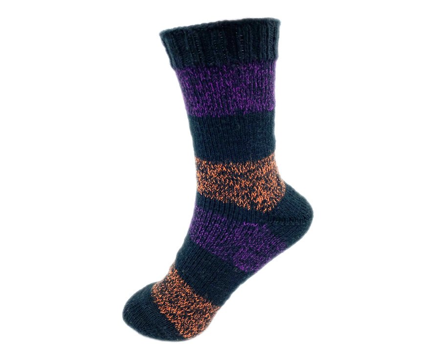 Sockenvariante HEXENSTRUMPF mit kräftigen Streifen in Dunkelblau, Violett und Orange, gestrickt aus Modal Farbverlaufsgarn natürlichen Ursprungs – Modal Farbverlaufsgarn zum Verlieben.