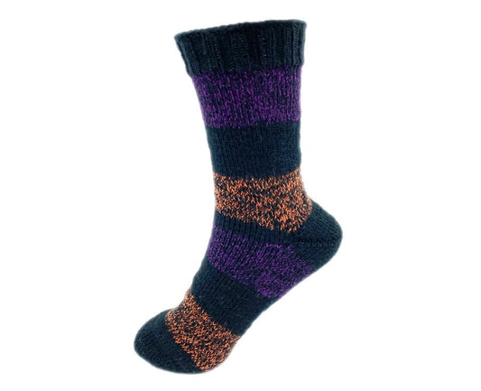 Sockenvariante HEXENSTRUMPF mit kräftigen Streifen in Dunkelblau, Violett und Orange, gestrickt aus Modal Farbverlaufsgarn natürlichen Ursprungs – Modal Farbverlaufsgarn zum Verlieben.
