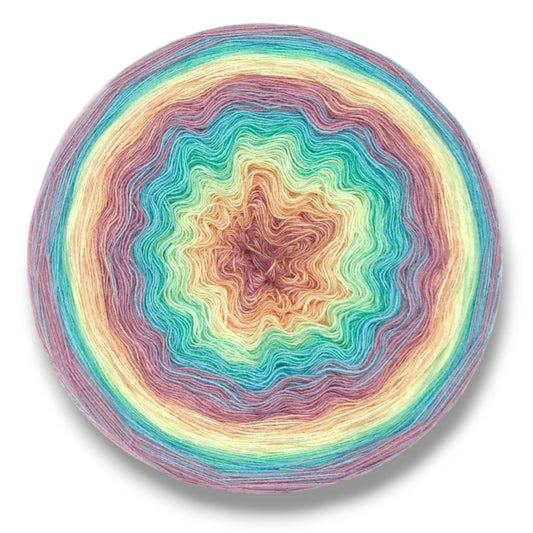 Farbvariante HIPPIE LIGHT mit sanftem, harmonischem Verlauf von Pastelllila über zartes Gelb bis zu frischem Türkis, handgefärbte Modal Farbverlaufsgarn aus natürlichen Fasern – Modal Farbverlaufsgarn zum Verlieben.