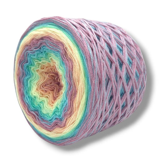 Farbvariante HIPPIE LIGHT mit sanftem Farbenspiel von zartem Lila über pastelliges Gelb bis zu frischem Türkis, handgefärbte Farbverlaufswolle Modal aus natürlichen Fasern – Modal Farbverlaufsgarn zum Verlieben.