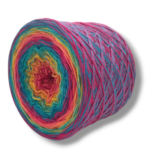 Farbvariante HIPPIE mit lebhaftem Farbenspiel von tiefem Pink über strahlendes Gelb bis zu sattem Türkis, handgefärbte Modal Farbverlaufswolle aus natürlichen Fasern – Modal Farbverlaufsgarn zum Verlieben.