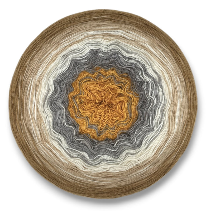 Farbvariante JUPITER mit harmonischem Farbverlauf von warmem Gold über kühles Grau und Creme bis zu erdigen Braunnuancen, handgefärbte Modal Farbverlaufswolle aus natürlichen Fasern – Modal Farbverlaufsgarn zum Verlieben.