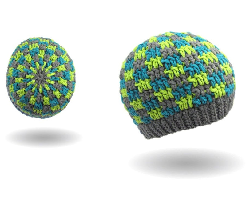 Mütze im Karomuster Häkelanleitung zeigt eine farbenfrohe, handgehäkelte Mütze mit grau-blau-grünem Karodesign aus Modal Farbverlaufsgarn natürlichen Fasern – Modal Farbverlaufsgarn zum Verlieben.