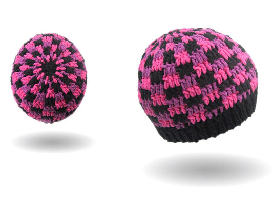 Mütze im Karomuster Häkelanleitung präsentiert eine handgehäkelte Mütze mit kontraststarkem Pink-Schwarz-Karodesign aus Modal Farbverlaufsgarn natürlichen Fasern – Modal Farbverlaufsgarn zum Verlieben.
