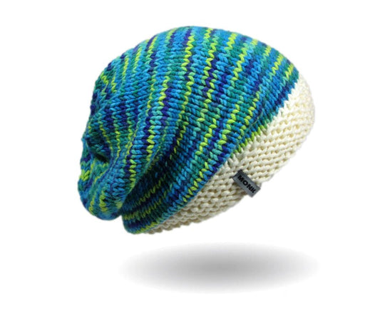 Beanie Kim Strickanleitung zeigt eine lässige Mütze mit lockerer Passform und lebhaftem Farbverlauf in Blau- und Grüntönen kombiniert mit naturweißem Rand, gefertigt aus Modal Farbverlaufsgarn natürlichen Fasern – Modal Farbverlaufsgarn zum Verlieben.