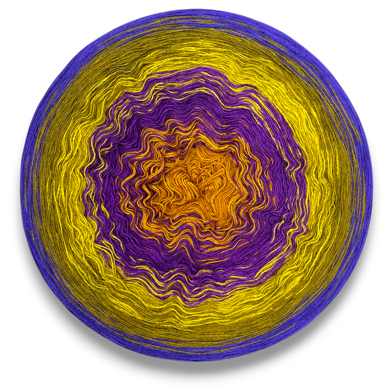 Farbvariante KROKUS zeigt einen lebendigen Modal Farbverlauf von leuchtendem Gelb über sattes Violett bis zu intensivem Orange, handgefärbe Farbverlaufswolle Modal aus natürlichen Fasern – Modal Farbverlaufsgarn zum Verlieben.