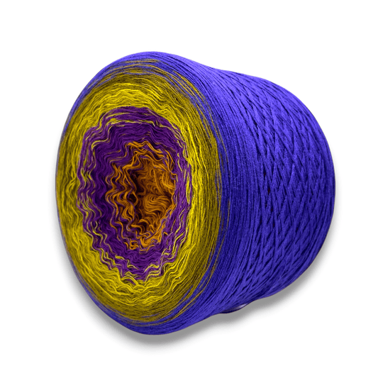 Farbvariante KROKUS zeigt einen lebendigen Modal Farbverlauf von leuchtendem Gelb über kräftiges Violett bis hin zu warmem Orange, handgefärbte Farbverlaufswolle Modal aus natürlichen Fasern – Modal Farbverlaufsgarn zum Verlieben.