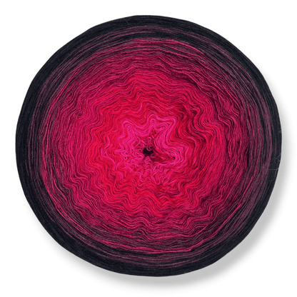 Farbvariante LIEBESKUMMER zeigt einen intensiven Modal Farbverlauf von leuchtendem Pink über tiefes Magenta bis zu dunklem Anthrazit, handgefärbte Farbverlaufswolle Modal aus natürlichen Fasern – Modal Farbverlaufsgarn zum Verlieben.