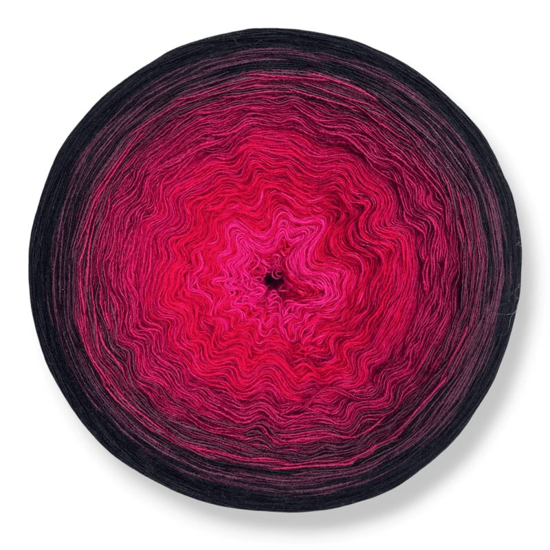 Farbvariante LIEBESKUMMER zeigt einen intensiven Modal Farbverlauf von leuchtendem Pink über tiefes Magenta bis zu dunklem Anthrazit, handgefärbte Farbverlaufswolle Modal aus natürlichen Fasern – Modal Farbverlaufsgarn zum Verlieben.