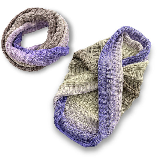 Schal und Loop in dezentem Natur- und Fliederton, gestrickt mit handgefärbter Farbverlaufswolle Modal aus natürlichen Fasern – Möbius Hühott Strickanleitung, Modal Farbverlaufsgarn zum Verlieben.