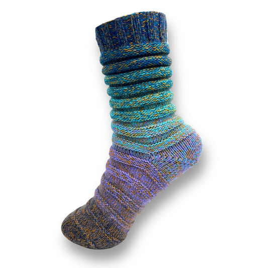 Sockenvariante LILLY SOCKS mit sanftem Farbverlauf von dunklem Blau bis hellem Türkis und zartem Lavendel, kombiniert mit strukturreichem Muster aus handgefärbter Modal Farbverlaufswolle natürlichen Ursprungs – Modal Farbverlaufsgarn zum Verlieben.