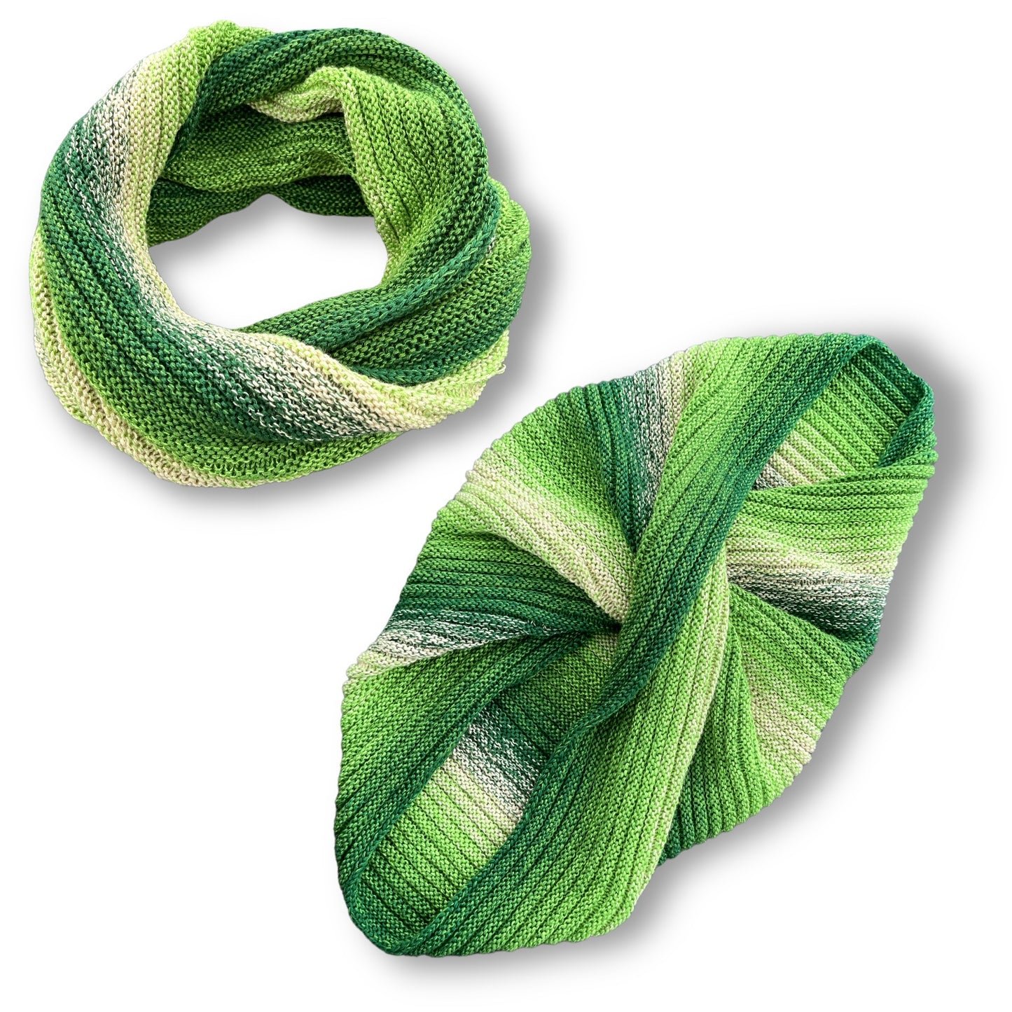 Möbius Würmchen Strickanleitung mit lebendigen Grüntönen und sanften Übergängen in einem modernen Rippenmuster, gefertigt aus Modal Farbverlaufsgarn aus natürlichen Fasern – Modal Farbverlaufsgarn zum Verlieben.