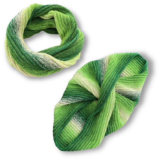 Möbius Würmchen Strickanleitung mit lebendigen Grüntönen und sanften Übergängen in einem modernen Rippenmuster, gefertigt aus Modal Farbverlaufsgarn aus natürlichen Fasern – Modal Farbverlaufsgarn zum Verlieben.