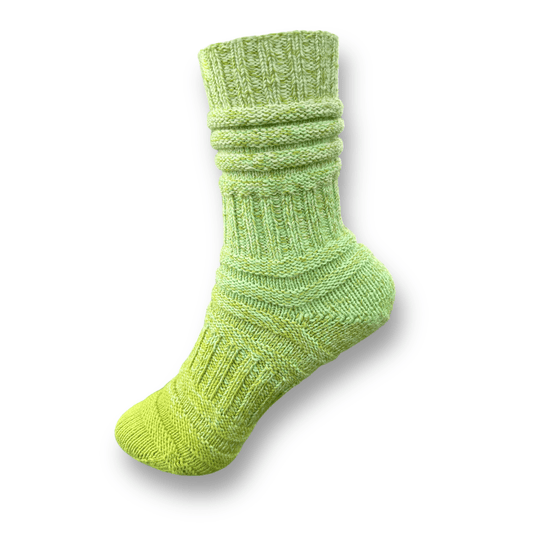 Sockenvariante LIMETTENTRETER in frischem Limettengrün mit abwechslungsreicher Rippen- und Strukturmusterung aus handgefärbter Modal Farbverlaufswolle natürlichen Ursprungs – Modal Farbverlaufsgarn zum Verlieben.