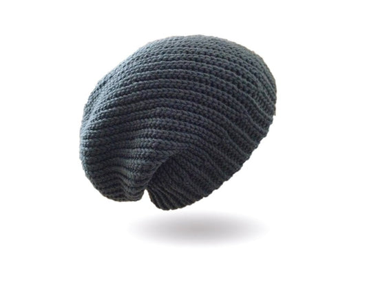 Longbeanie (bosnisch häkeln) Häkelanleitung zeigt eine schlichte, handgehäkelte Mütze in dunklem Uni-Ton aus Modal Farbverlaufsgarn natürlichen Fasern – Modal Farbverlaufsgarn zum Verlieben.