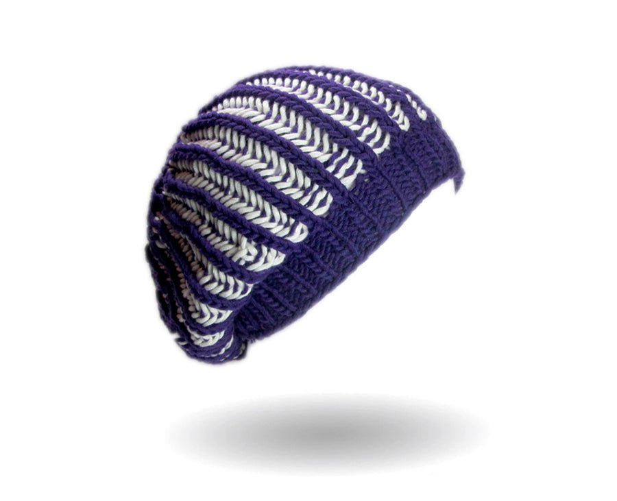 Longbeanie im Vollpatent Strickanleitung zeigt eine modische Mütze mit auffälligem Streifenmuster in Dunkelblau und Weiß, gefertigt aus handgefärbter Modal Farbverlaufswolle – Modal Farbverlaufsgarn zum Verlieben.