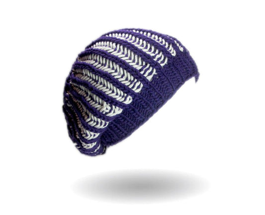 Longbeanie im Vollpatent Strickanleitung zeigt eine modische Mütze mit auffälligem Streifenmuster in Dunkelblau und Weiß, gefertigt aus handgefärbter Modal Farbverlaufswolle – Modal Farbverlaufsgarn zum Verlieben.