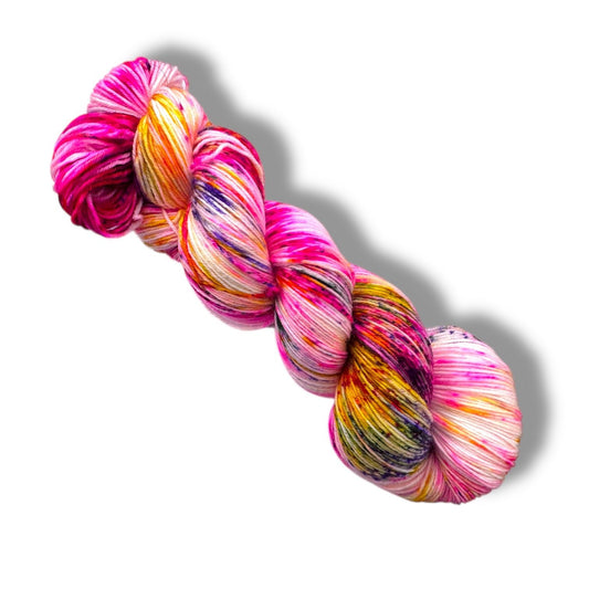 Bunter Strang handgefärbter Wolle in lebendigen Pink-, Orange- und Gelbtönen mit Farbsprenkeln, 4-fach Lungauer Nr. 04, ideal für Strick- und Häkelprojekte.