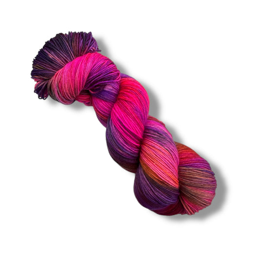 4-fach Lungauer Nr. 06 zeigt handgefärbte Modal Farbverlaufswolle in kräftigen Pink-, Violett- und Rottönen mit natürlichen Fasern, weich und vielseitig, Modal Farbverlaufsgarn zum Verlieben.