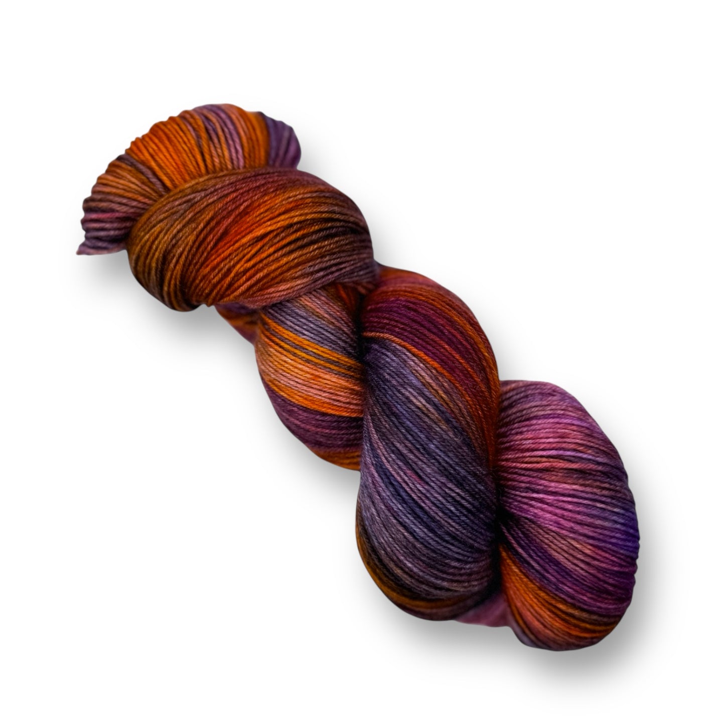 4-fach Lungauer Nr. 12 präsentiert handgefärbte Modal Farbverlaufswolle in warmen Orange-, Rot- und Violetttönen mit natürlichen Fasern, weich und vielseitig, Modal Farbverlaufsgarn zum Verlieben.