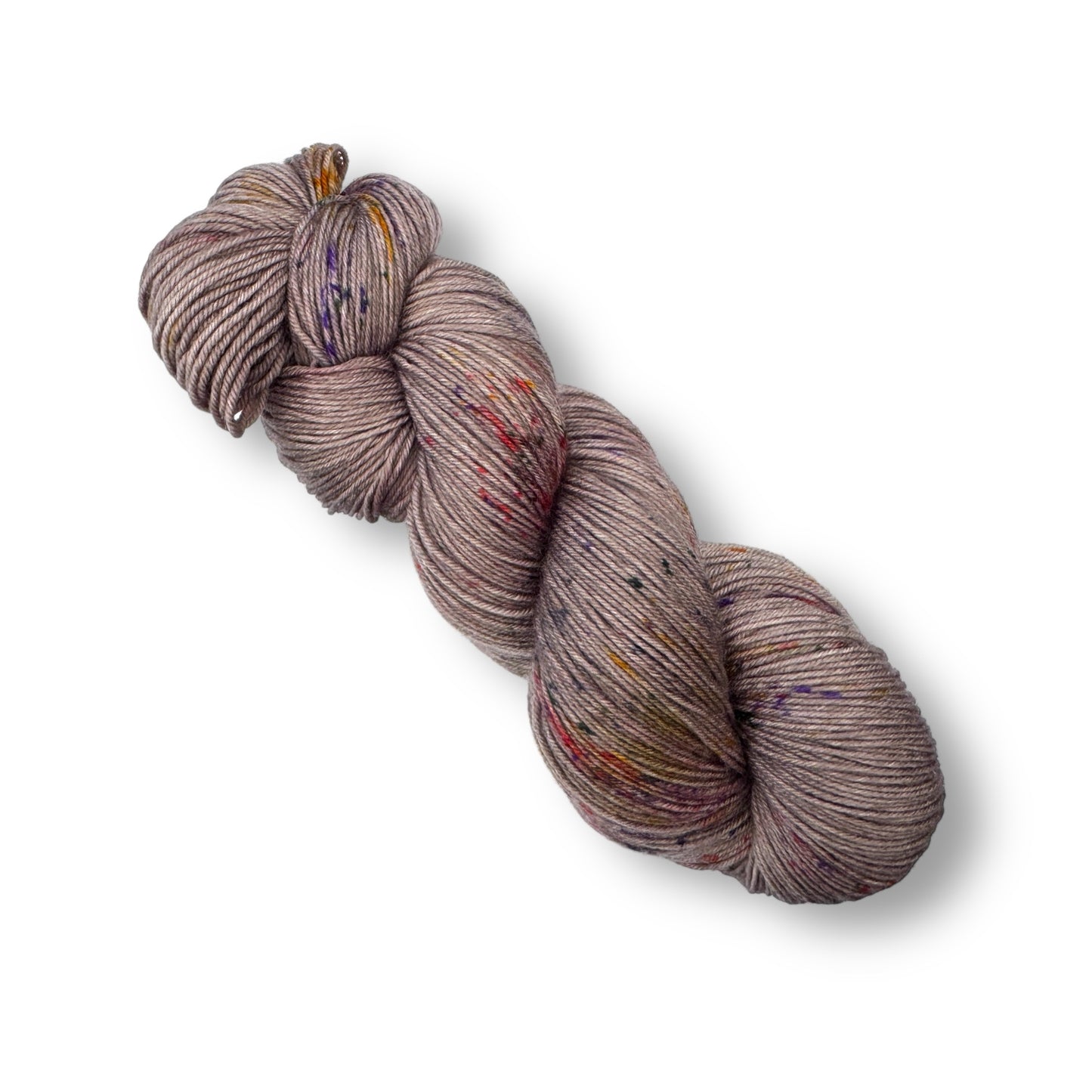 4-fach Lungauer Nr. 13 zeigt ein handgefärbtes Modal Farbverlaufsgarn mit natürlichen Fasern in dezenten Beige- und Brauntönen, ergänzt durch feine bunte Sprenkel, weich und vielseitig, Modal Farbverlaufsgarn zum Verlieben.