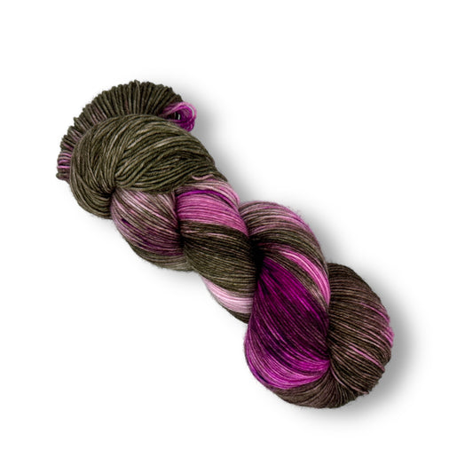 4-fach Lungauer Nr. 24 zeigt handgefärbte Modal Farbverlaufswolle in harmonischen Violett-, Pink- und Erdtönen mit natürlichen Fasern, weich und vielseitig, Modal Farbverlaufsgarn zum Verlieben.