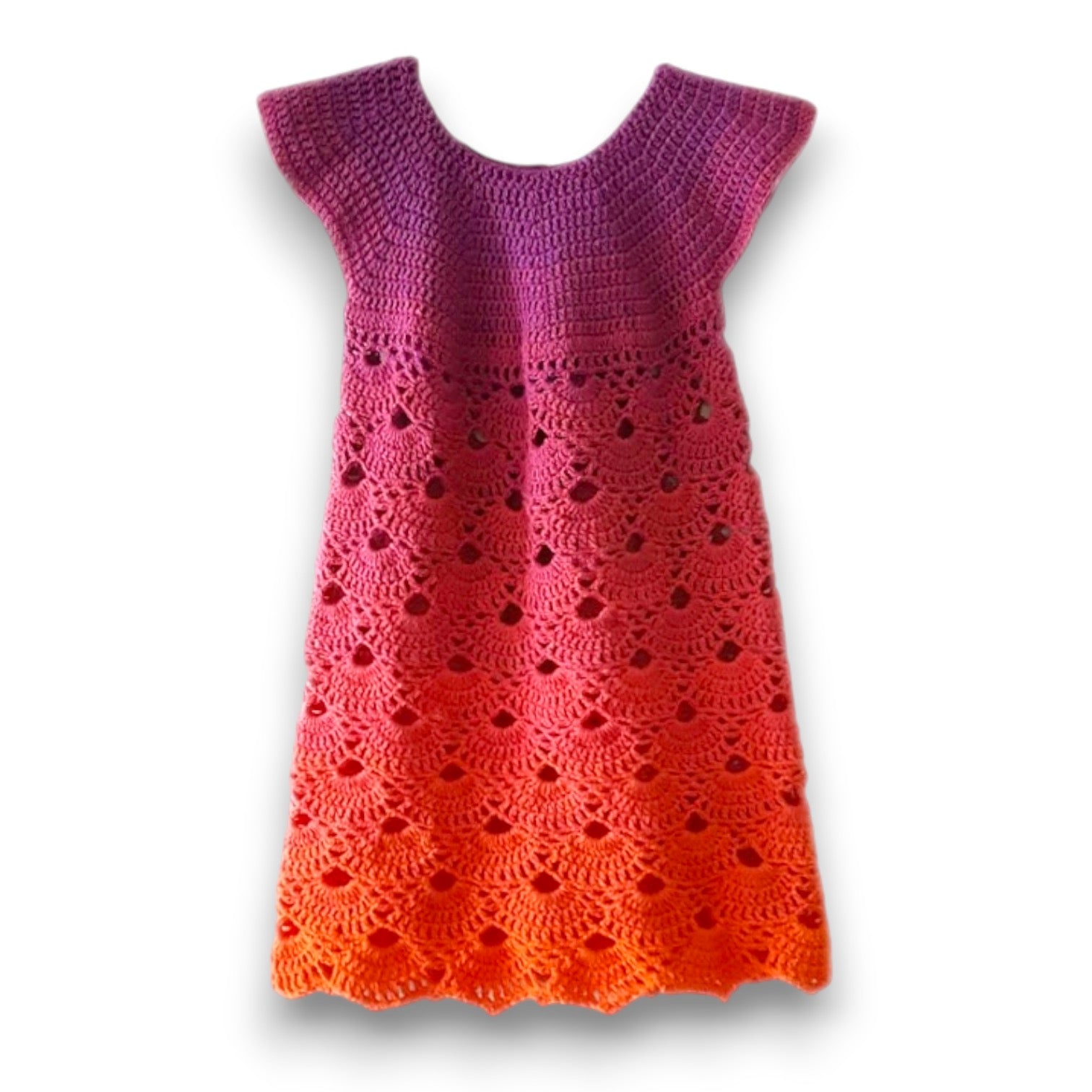 Farbvariante MAMI TAI mit lebendigem Farbspiel von tiefem Pink über kräftiges Korall bis zu strahlendem Orange, handgefärbe Farbverlaufswolle Modal aus natürlichen Fasern – Modal Farbverlaufsgarn zum Verlieben.