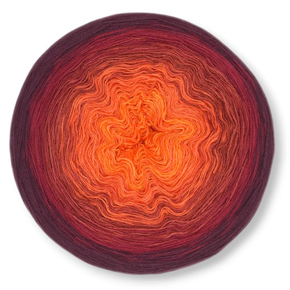 Farbvariante MARS mit beeindruckendem Farbverlauf von intensivem Orange über warme Rottöne bis zu tiefen Bordeauxnuancen, handgefärbte Modal Farbverlaufswolle aus natürlichen Fasern – Modal Farbverlaufsgarn zum Verlieben.