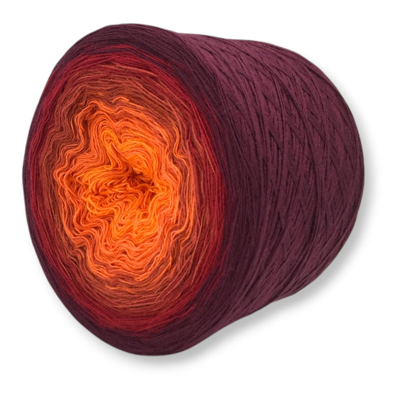 Farbvariante MARS mit harmonischem Farbverlauf von strahlendem Orange über warme Rottöne bis zu tiefem Bordeaux, handgefärbte Modal Farbverlaufswolle aus natürlichen Fasern – Modal Farbverlaufsgarn zum Verlieben.