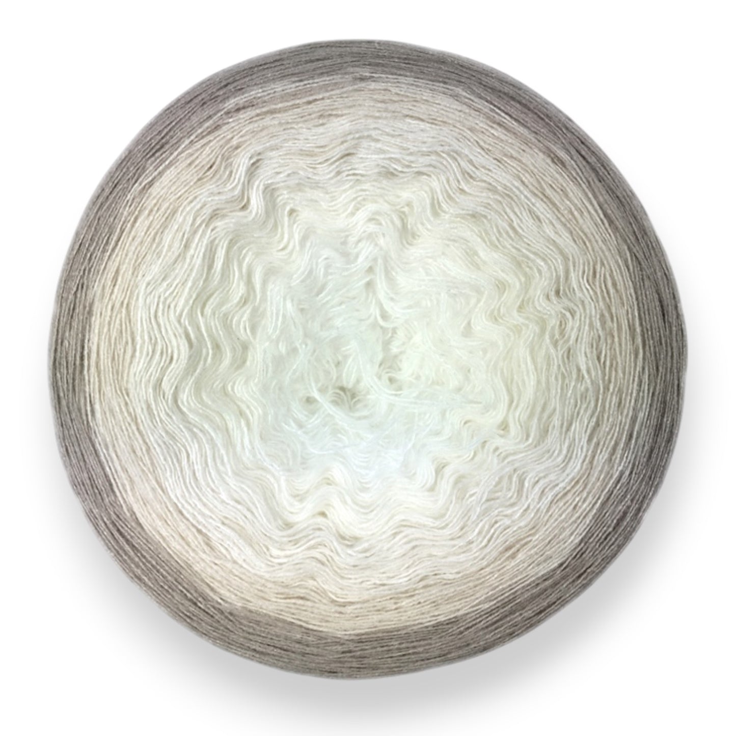 Farbvariante MIGÖ mit dezentem Farbverlauf von hellem Creme über zartes Beige bis zu sanftem Grau, handgefärbte Farbverlaufswolle Modal aus natürlichen Fasern – Modal Farbverlaufsgarn zum Verlieben.
