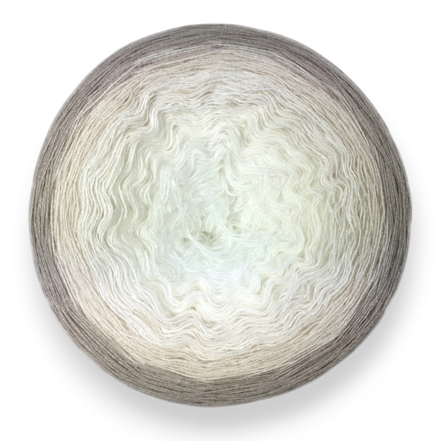 Farbvariante MIGÖ mit dezentem Farbverlauf von hellem Creme über zartes Beige bis zu sanftem Grau, handgefärbte Farbverlaufswolle Modal aus natürlichen Fasern – Modal Farbverlaufsgarn zum Verlieben.