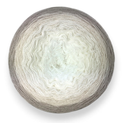 Farbvariante MIGÖ mit dezentem Farbverlauf von hellem Creme über zartes Beige bis zu sanftem Grau, handgefärbte Farbverlaufswolle Modal aus natürlichen Fasern – Modal Farbverlaufsgarn zum Verlieben.