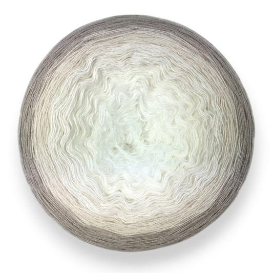 Farbvariante MIGÖ mit dezentem Farbverlauf von hellem Creme über zartes Beige bis zu sanftem Grau, handgefärbte Farbverlaufswolle Modal aus natürlichen Fasern – Modal Farbverlaufsgarn zum Verlieben.