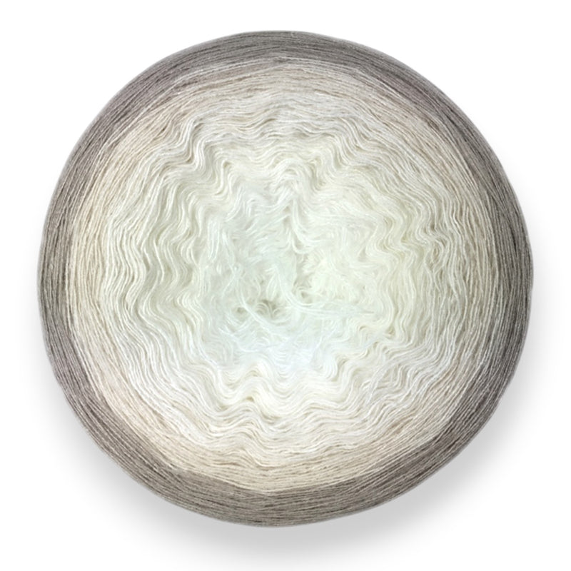 Farbvariante MIGÖ mit dezentem Farbverlauf von hellem Creme über zartes Beige bis zu sanftem Grau, handgefärbte Farbverlaufswolle Modal aus natürlichen Fasern – Modal Farbverlaufsgarn zum Verlieben.