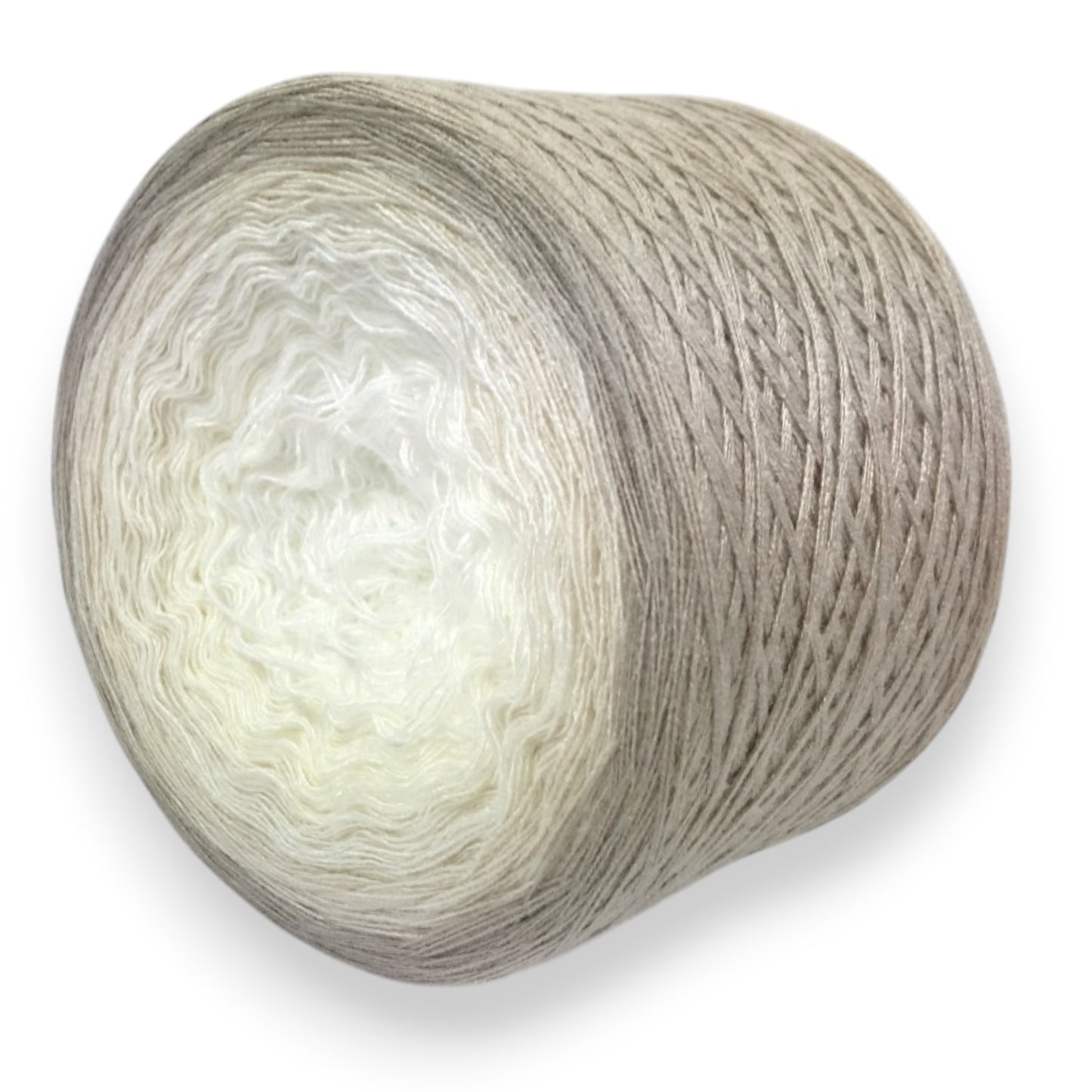 Farbvariante MIGÖ mit zartem Farbverlauf von hellem Creme über sanftes Beige bis zu kühlem Grau, handgefärbe Farbverlaufswolle Modal aus natürlichen Fasern – Modal Farbverlaufsgarn zum Verlieben.