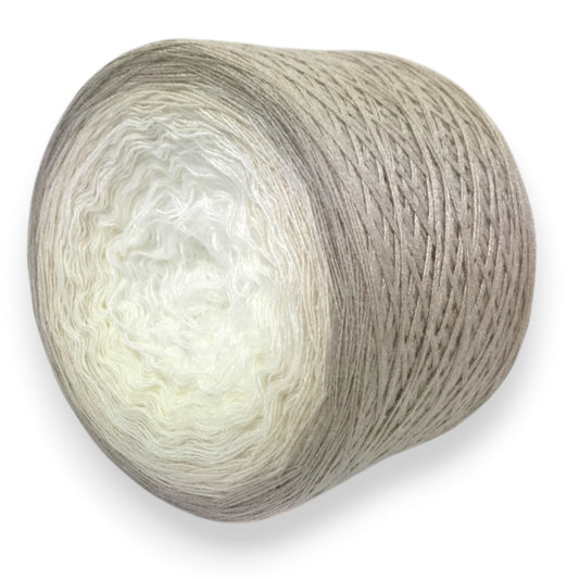 Farbvariante MIGÖ mit zartem Farbverlauf von hellem Creme über sanftes Beige bis zu kühlem Grau, handgefärbe Farbverlaufswolle Modal aus natürlichen Fasern – Modal Farbverlaufsgarn zum Verlieben.