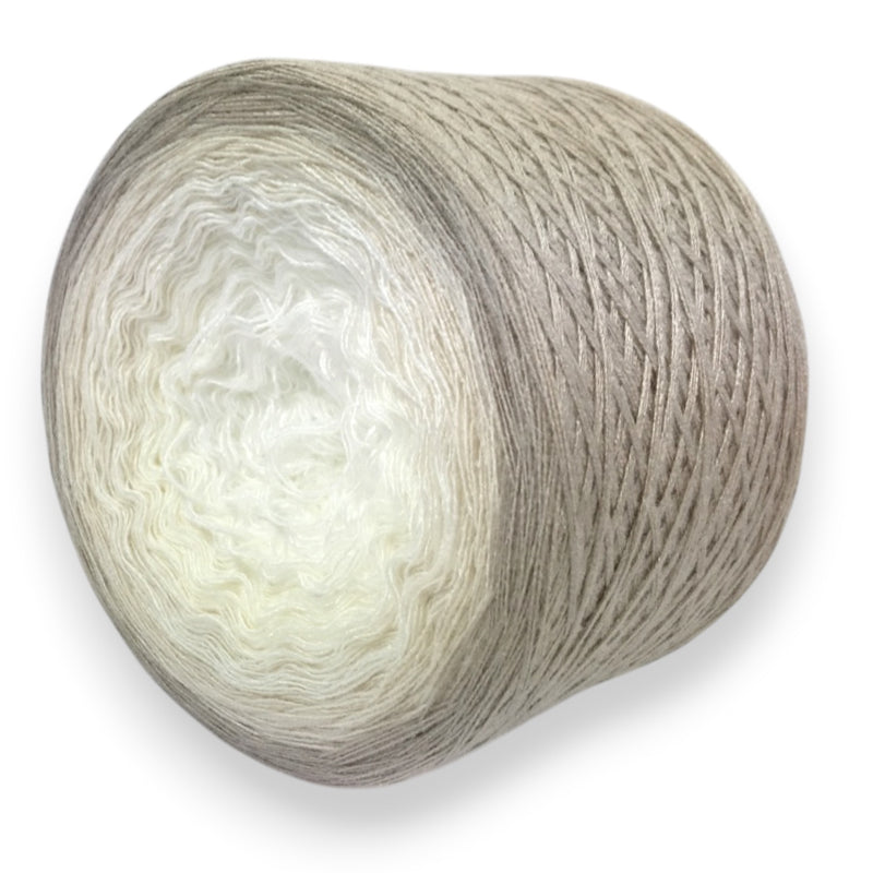 Farbvariante MIGÖ mit zartem Farbverlauf von hellem Creme über sanftes Beige bis zu kühlem Grau, handgefärbe Farbverlaufswolle Modal aus natürlichen Fasern – Modal Farbverlaufsgarn zum Verlieben.