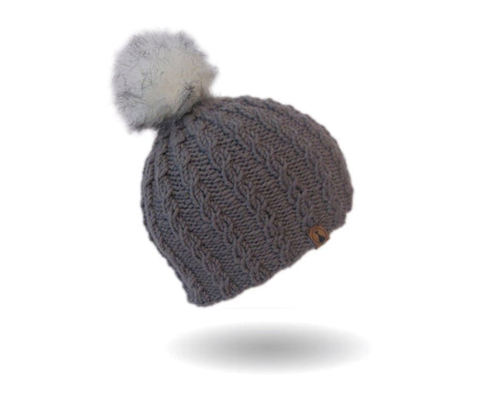 Mütze mit Minizöpfen Strickanleitung zeigt eine gemütliche, handgestrickte graue Mütze mit feinem Zopfmuster und kuscheligem Bommel, gefertigt aus Modal Farbverlaufsgarn natürlichen Fasern – Modal Farbverlaufsgarn zum Verlieben.