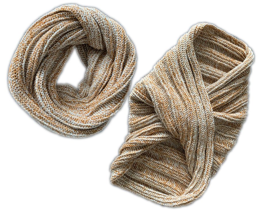 Möbius Nimmersatt Häkelanleitung präsentiert eine elegante, handgehäkelte Schlaufe in warmen Beige- und Cremetönen aus Modal Farbverlaufsgarn natürlichen Fasern – Modal Farbverlaufsgarn zum Verlieben.