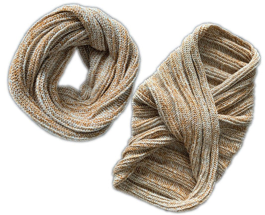 Möbius Nimmersatt Häkelanleitung präsentiert eine elegante, handgehäkelte Schlaufe in warmen Beige- und Cremetönen aus Modal Farbverlaufsgarn natürlichen Fasern – Modal Farbverlaufsgarn zum Verlieben.