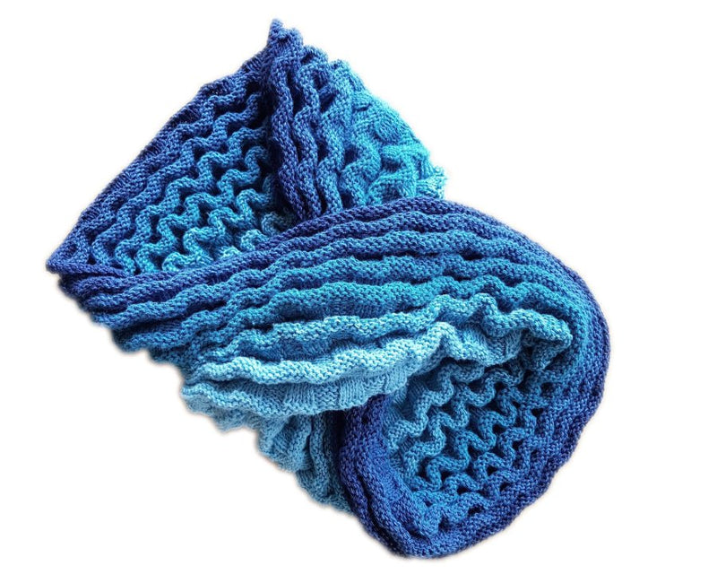 Farbvariante BLU KURASAO mit sanftem Farbverlauf von hellem Türkis über leuchtendes Blau bis tiefes Marine, gestricktes Stück aus Modal Farbverlaufsgarn aus natürlichen Fasern – Modal Farbverlaufsgarn zum Verlieben.