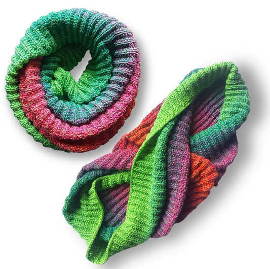 Möbius Ratzfatz Strickanleitung mit lebendigen Farbverläufen in Grün-, Rot- und Violetttönen, gestrickt aus Modal Farbverlaufsgarn aus natürlichen Fasern – Modal Farbverlaufsgarn zum Verlieben.