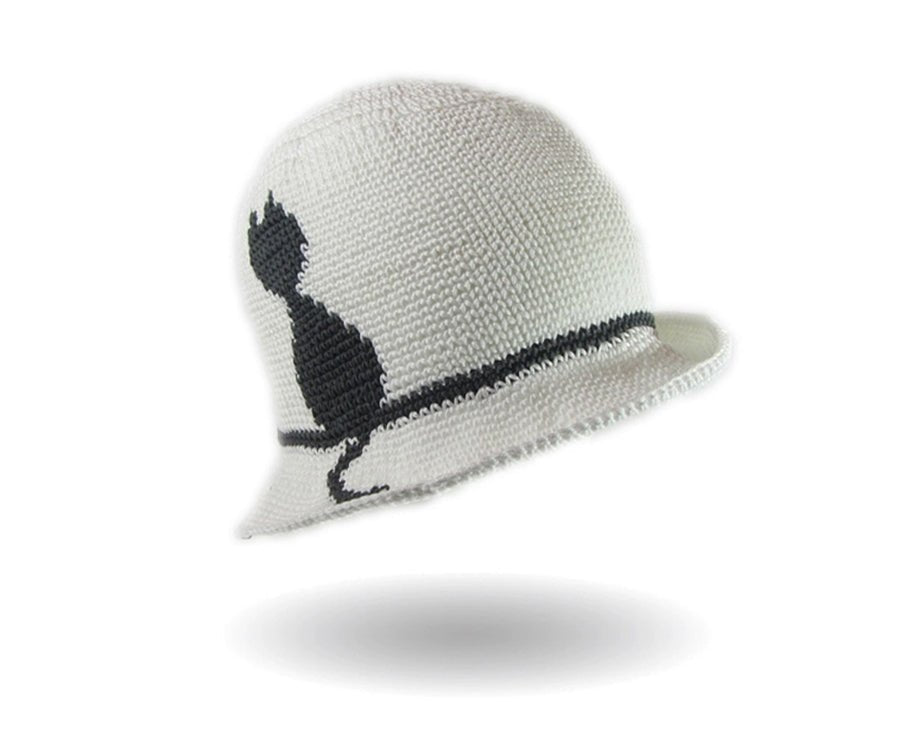 Monkapone Hut Häkelanleitung zeigt eine elegante, handgehäkelte Mütze in Cremeweiß mit schwarzer Katzen-Silhouette aus Modal Farbverlaufsgarn natürlichen Fasern – Modal Farbverlaufsgarn zum Verlieben.