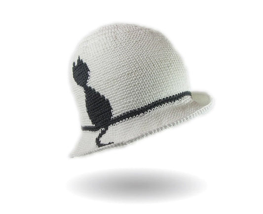 Monkapone Hut Häkelanleitung zeigt eine elegante, handgehäkelte Mütze in Cremeweiß mit schwarzer Katzen-Silhouette aus Modal Farbverlaufsgarn natürlichen Fasern – Modal Farbverlaufsgarn zum Verlieben.