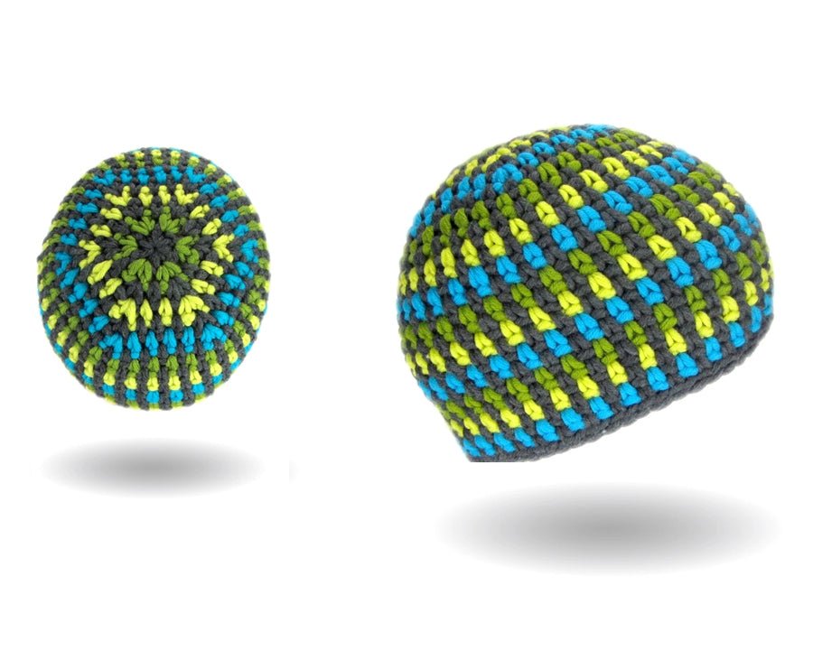 Moss stitch Beanie No. 2 & 3 Häkelanleitung zeigt eine handgehäkelte Mütze mit lebendigem Farbwechsel in Blau, Grün und Grau aus Modal Farbverlaufsgarn natürlichen Fasern – Modal Farbverlaufsgarn zum Verlieben.