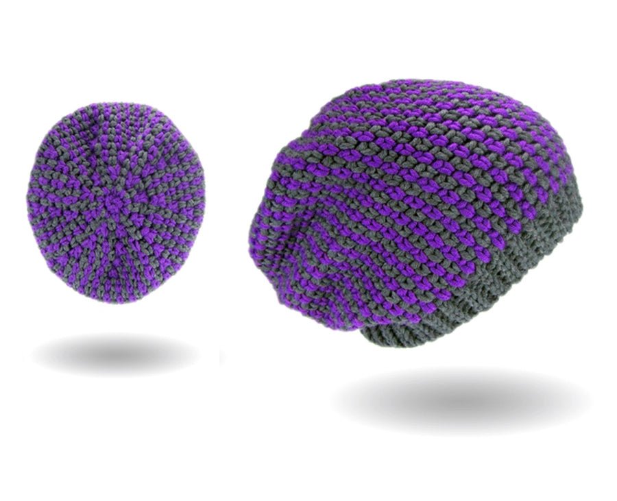Moss stitch Beanie No. 4 Häkelanleitung zeigt eine handgehäkelte Slouch-Mütze in dunklem Grau und kräftigem Violett aus Modal Farbverlaufsgarn natürlichen Fasern – Modal Farbverlaufsgarn zum Verlieben.