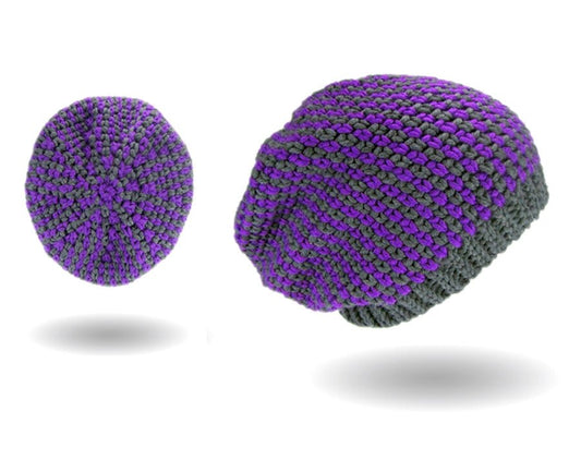 Moss stitch Beanie No. 4 Häkelanleitung zeigt eine handgehäkelte Slouch-Mütze in dunklem Grau und kräftigem Violett aus Modal Farbverlaufsgarn natürlichen Fasern – Modal Farbverlaufsgarn zum Verlieben.